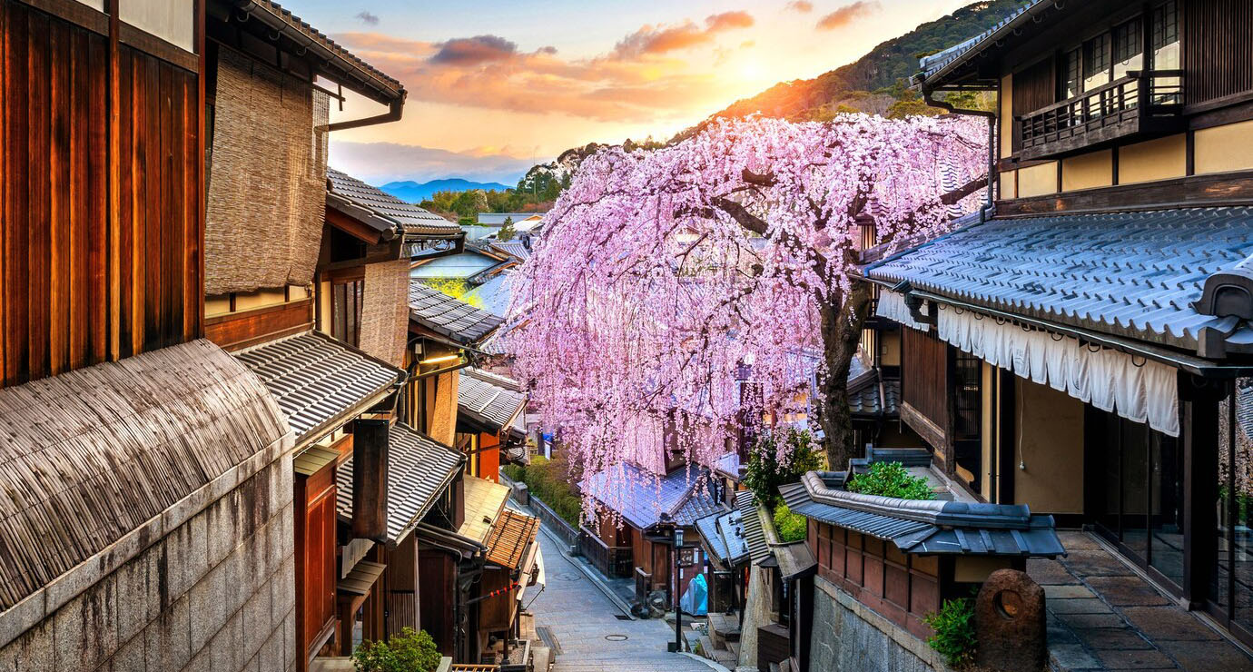 cherry-blossom-in-springtime-at-the-historic-higashiyama-district-kyoto-in-japan_335224-116